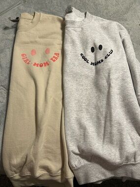 Pair of Smiley Graphic Crewneck Sweatshirts - Beige & Light Gray